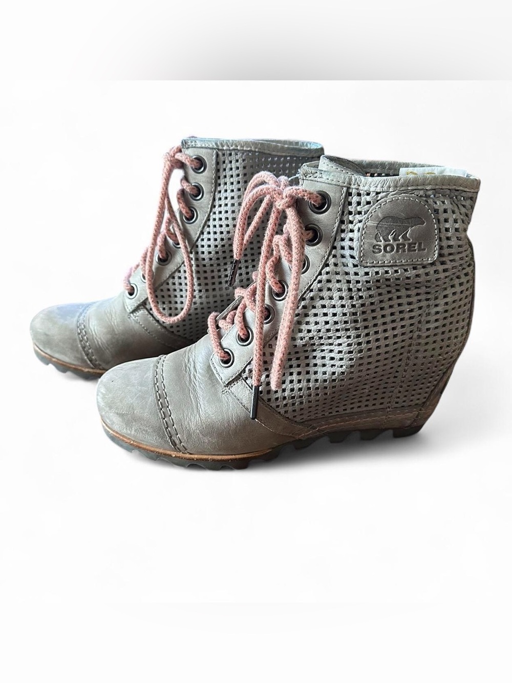 Sorel Women's Gray Perforated Lace-Up Ankle Boots with Pink Laces
